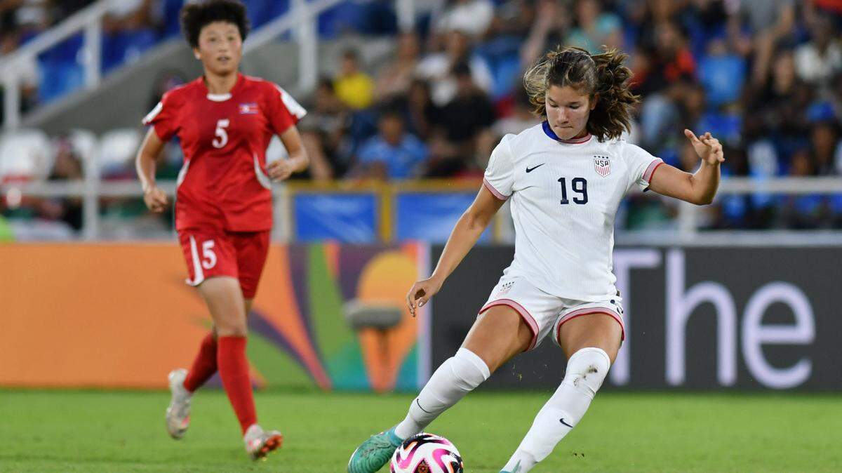 La jugadora de Estados Unidos Pietra Tordin patea el balón ante Corea del Norte, en el partido de semifinal del Mundial sub-20 femenino, celebrado el 18 de septiembre de 2024 en el estadio Pascual Guerrero de Cali, Colombia.