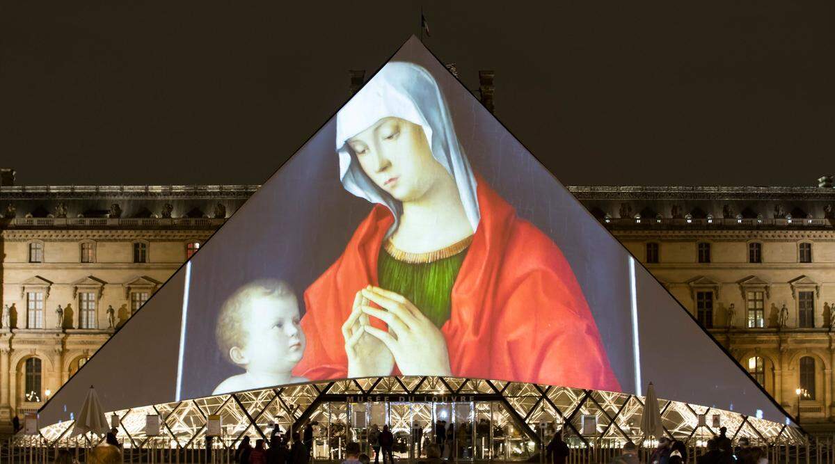 Vista de la proyección de un cuadro sobre la pirámide del museo del Louvre en París (Francia).