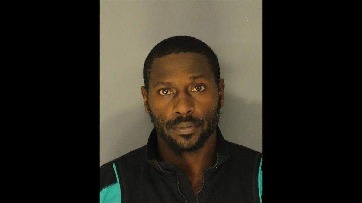El ex jugador de la NFL, Antonio Brown, fue extraditado desde Dubái, Emiratos Árabes Unidos, para enfrentar un juicio por intento de homicidio tras un tiroteo ocurrido en mayo.