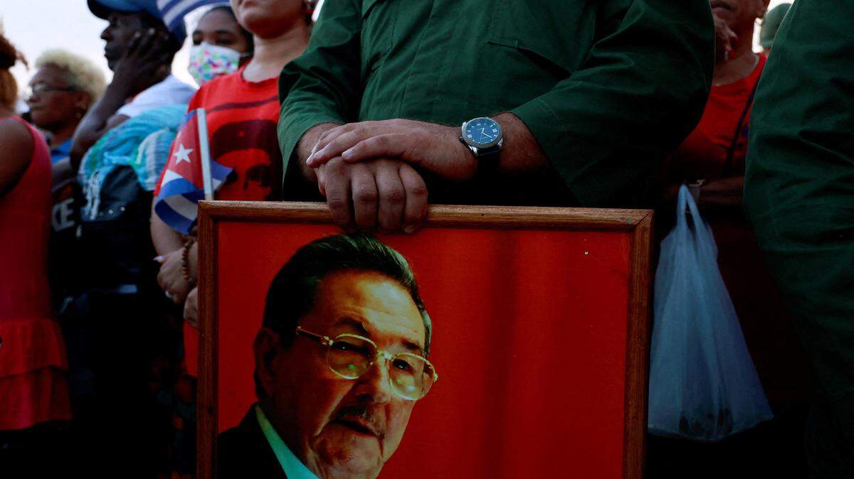 Una persona sostiene una foto del exgobernante cubano Raúl Castro, mientras la gente se reúne antes de una manifestación progubernamental convocada por las autoridades cubanas para protestar contra las políticas de Estados Unidos hacia la isla, incluida la acusación contra Castro, en La Habana, Cuba, 22 de mayo de 2026. REUTERS/Norlys Perez
