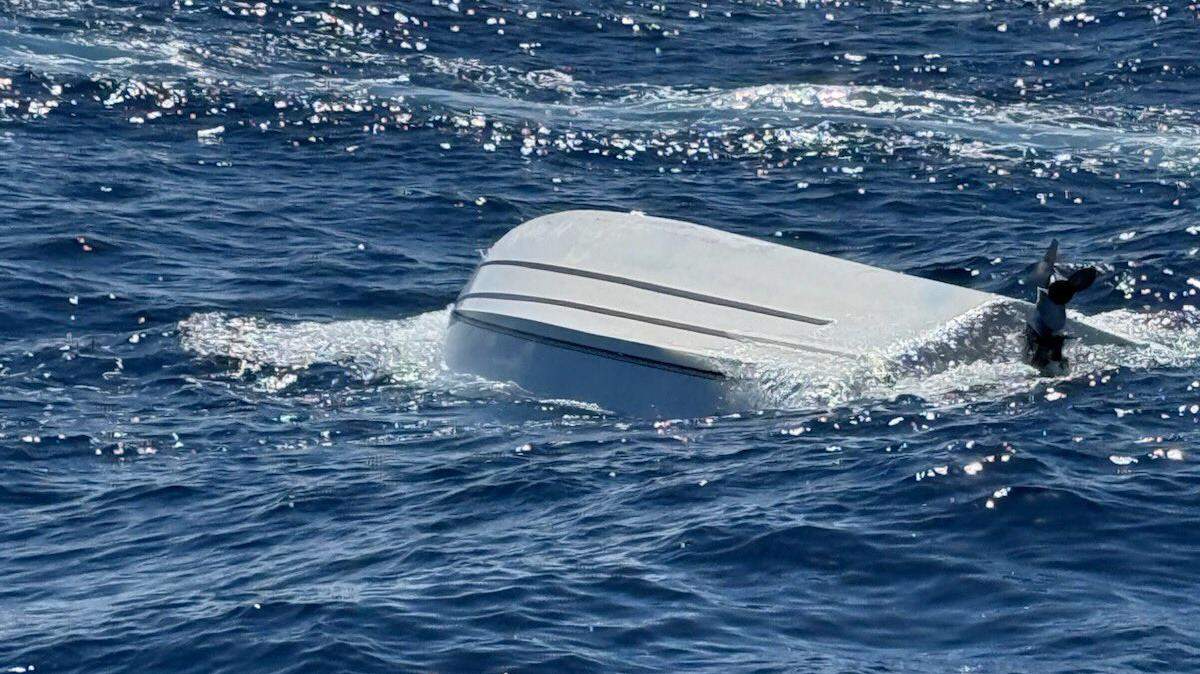 Un buen samaritano informó el domingo 13 de abril de 2025 que una embarcación de 25 pies había naufragado y cuatro personas estaban aferradas a ella.