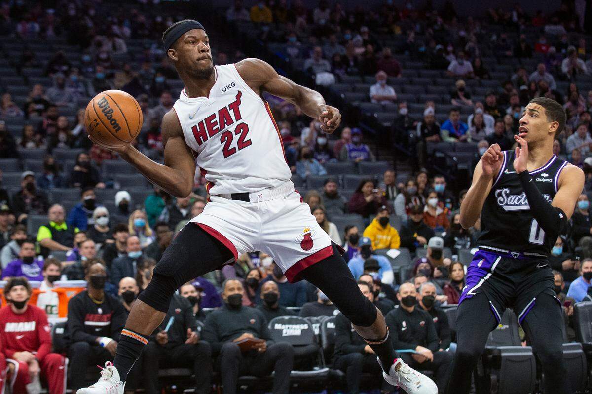Jimmy Butler (22), del Heat de Miami, lanza un pase ante la marca de Tyrese Haliburton, de los Kings de Sacramento, en el primer cuarto del partido celebrado el 2 de enero de 2022 en Sacramento.