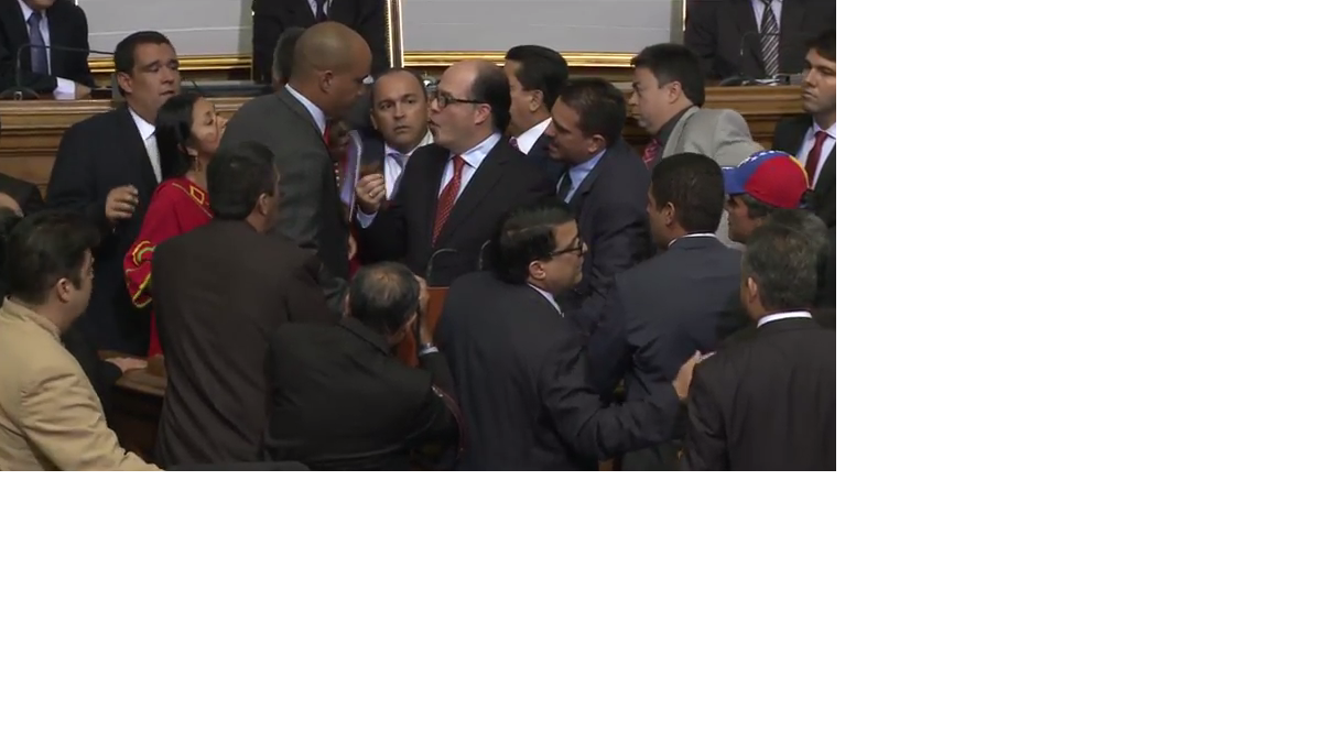 Diputados de la unidad y el chavismo discuten acaloradamente sobre el derecho a palabra en el podio de la Asamblea Nacional de Venezuela, el martes en Caracas. 
