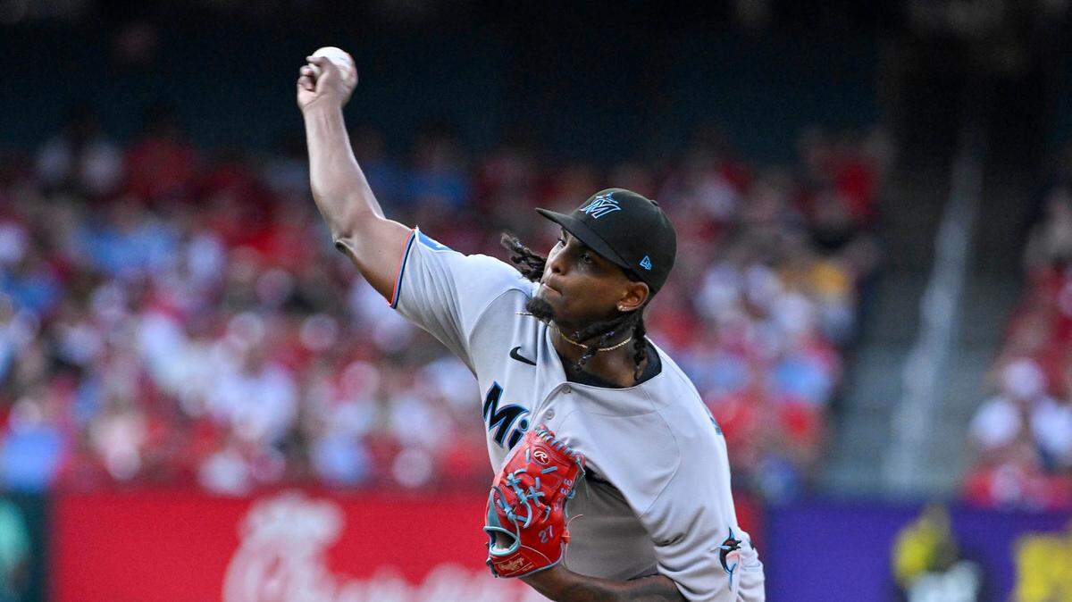 El abridor de los Marlins Edward Cabrera lanza en el primer inning del partido ante los Cardenales, celebrado el 18 de julio de 2023 en San Luis.