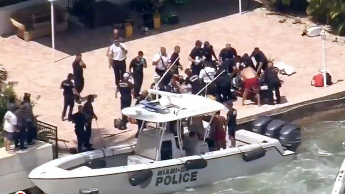 Un velero se hundió frente a la Isla Hibiscus de Miami Beach, en la Bahía Biscayne, la mañana del lunes 28 de julio de 2025, tras el impacto de una barcaza.