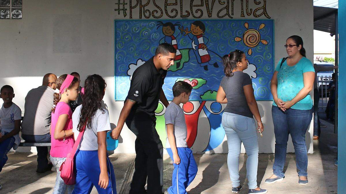 Padres y estudiantes en la Escuela Primaria Julio Selles Sola en Río Piedras, un vecindario de San Juan, Puerto Rico, el martes 24 de octubre de 2017.