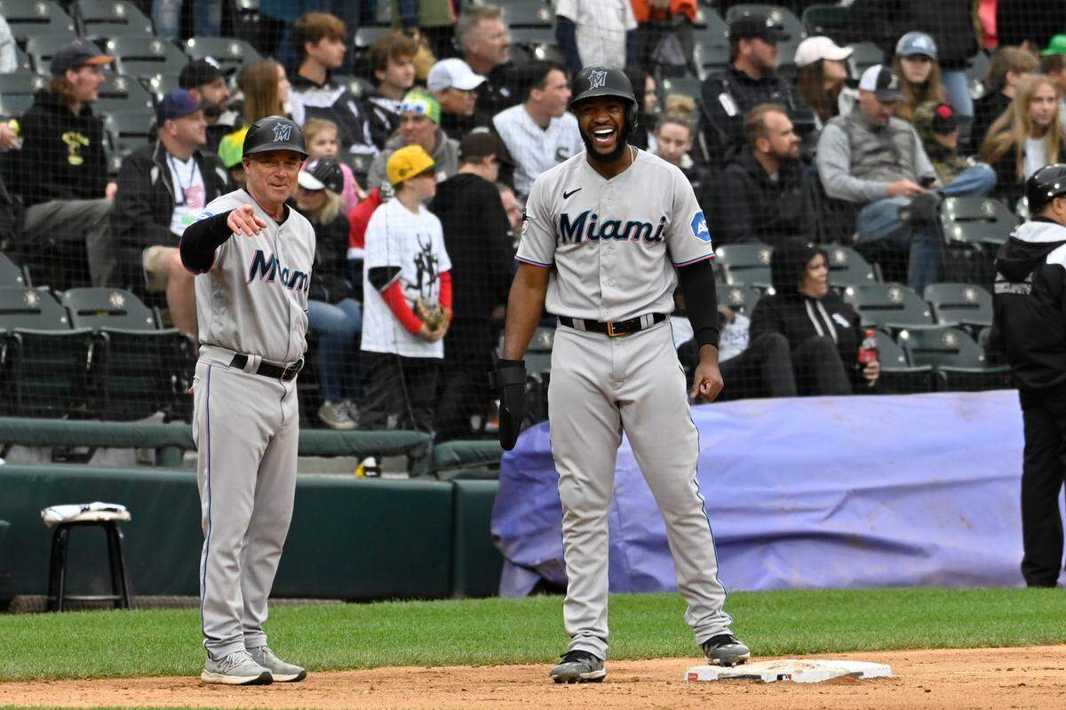 El jardinero de los Marlins Bryan de la Cruz celebra tras pegar un doble que remolcó dos carreras en el noveno inning, el domingo 11 de junio de 2023 en Chicago.