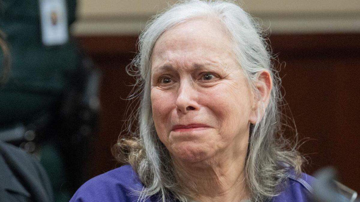 Donna Adelson mira hacia su esposo, Harvey Adelson, durante su sentencia por su papel en el asesinato de Dan Markel, el lunes 13 de octubre de 2025. Fue sentenciada a cadena perpetua. Alicia Devine/Tallahassee Democrat Alicia Devine/Tallahassee Democrat / USA TODAY NETWORK vía Imagn Images