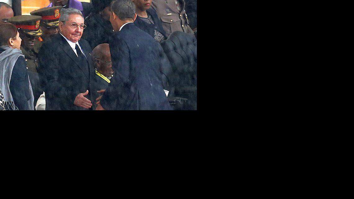 Barack Obama y Raúl Castro se saludan durante el funeral de Nelson Mandela, en diciembre del 2013. 
