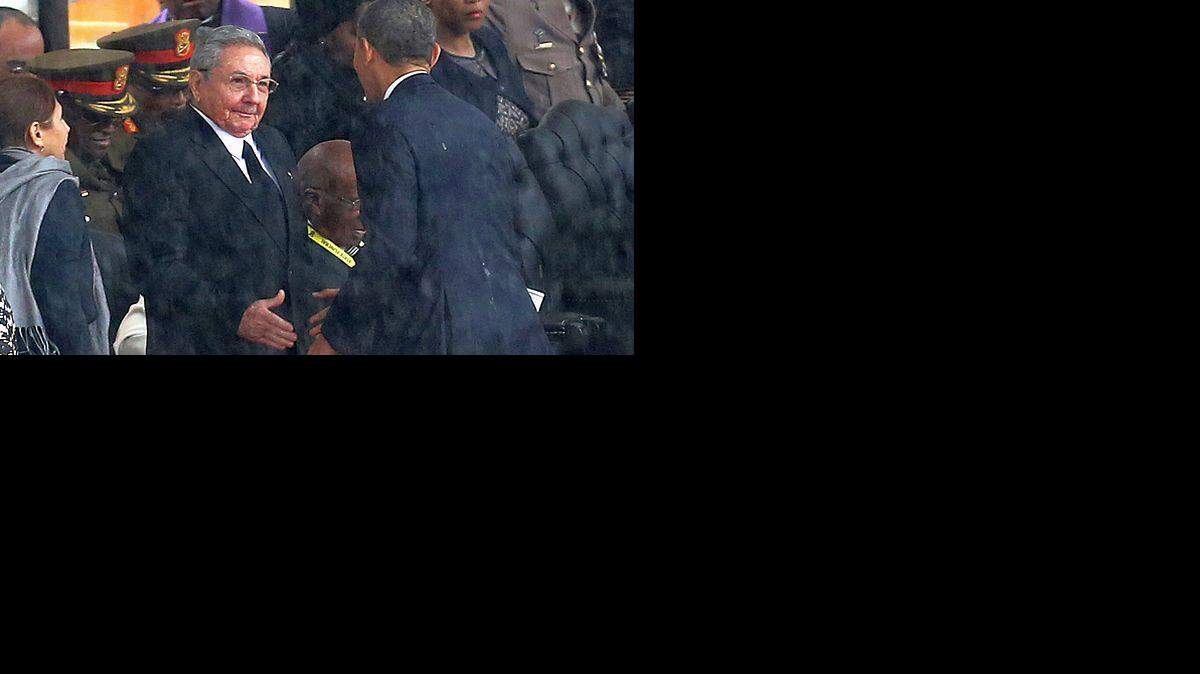 Barack Obama y Raúl Castro se saludan durante el funeral de Nelson Mandela, en diciembre del 2013. 