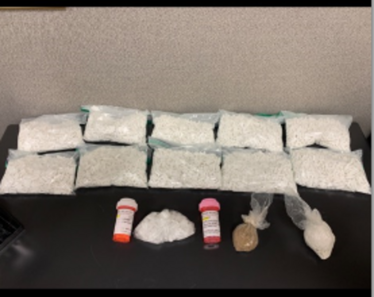 A lo largo del operativo los detectives incautaron más de 40 kilos de cocaína, más de 20 kilos de heroína y fentanilo y miles de pastillas.