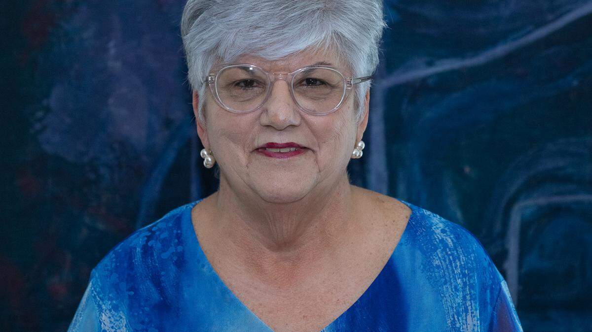 La escritora cubana Uva de Aragón presenta una charla sobre su obra literaria y en especial su novela más reciente ‘De amores y guerras. Cuba y España’ este sábado 28 de junio en el Koubek Center del Miami Dade College.