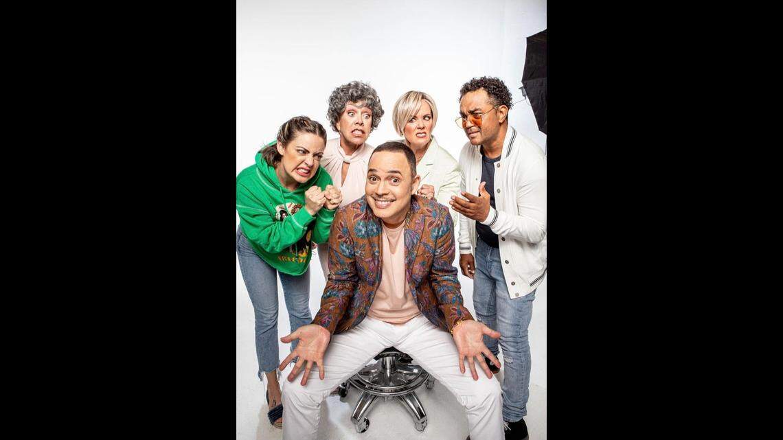 Alexis Valdés (centro) con parte del elenco de ‘La otra mascarilla’ Desde la izquierda: Claudia Valdés, Rosa Paseiro, Carmen Daysi y Vladimir Escudero.