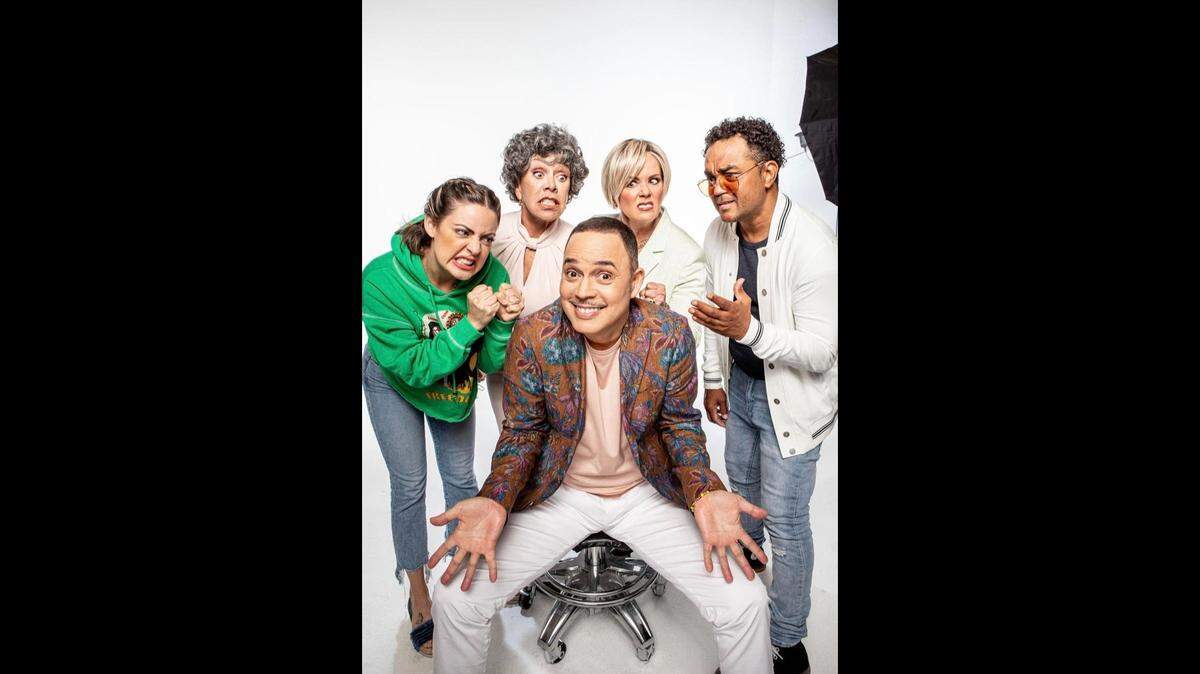Alexis Valdés (centro) con parte del elenco de ‘La otra mascarilla’ Desde la izquierda: Claudia Valdés, Rosa Paseiro, Carmen Daysi y Vladimir Escudero.