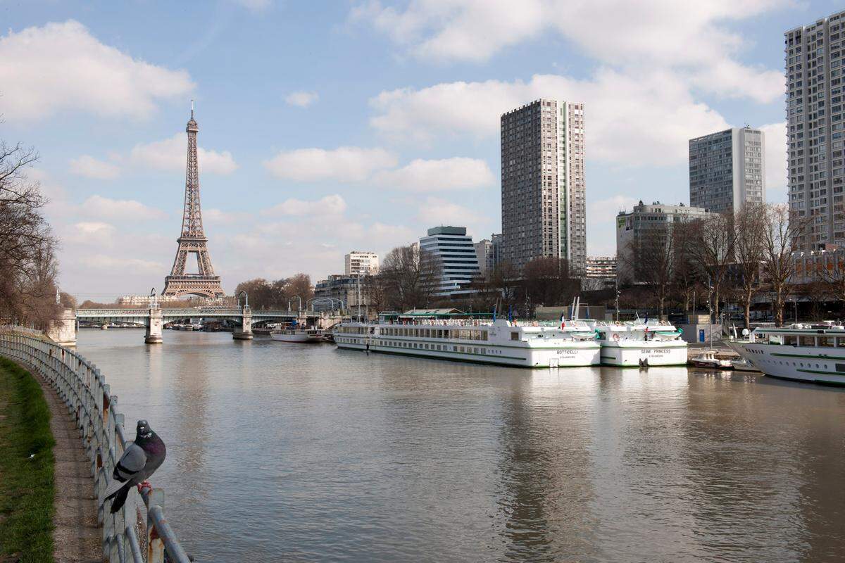 Muelle Quai de Grenelle, en París con la Torre Eiffel al fondo.