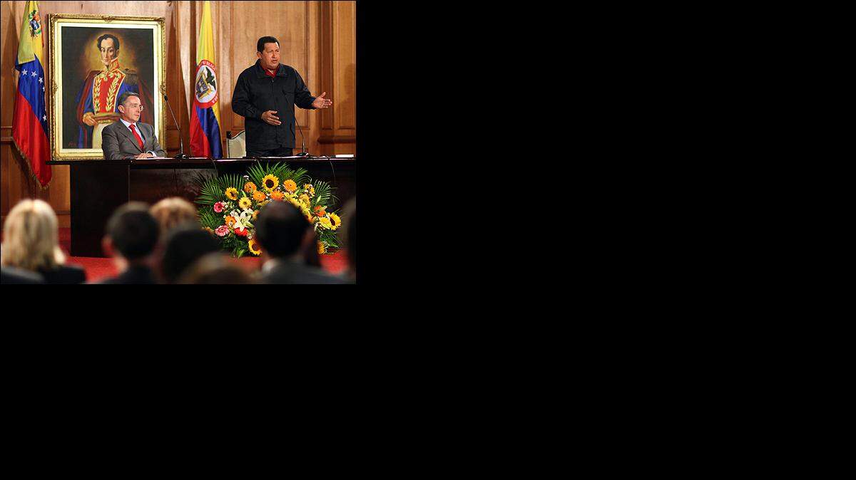 Fotografía cedida hoy, 14 de Abril de 2009, por el Palacio de Miraflores en la que se observa al presidente de Venezuela, Hugo Chávez (d), durante la firma de acuerdos bilaterales con su homólogo colombiano, Álvaro Uribe Vélez, en el Palacio de Miraflores de Caracas. Uribe afirmó que su gobierno y el de Venezuela lucharán conjuntamente contra la corrupción que se ha detectado en los intercambios comerciales entre ambas naciones.