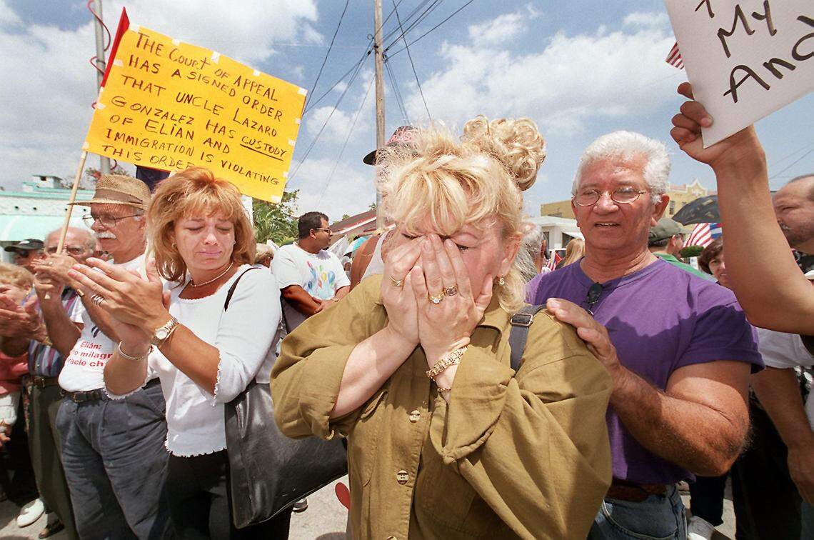 Mayra Rojas llora en una sesión de oraciones frente a la casa de la familia de Elián González en la Pequeña Habana, al tiempo que la multitud canta ‘Elián se va a quedar’, en abril del 2000.