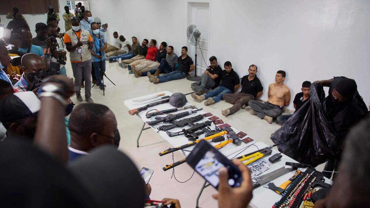 Un grupo de sospechosos del asesinato del presidente de Haití, Jovenel Moise, son mostrados a los medios de comunicación junto con las armas y el equipo que presuntamente utilizaron en el ataque, el 8 de julio de 2021 en la Dirección General de la policía en Puerto Príncipe, Haití.