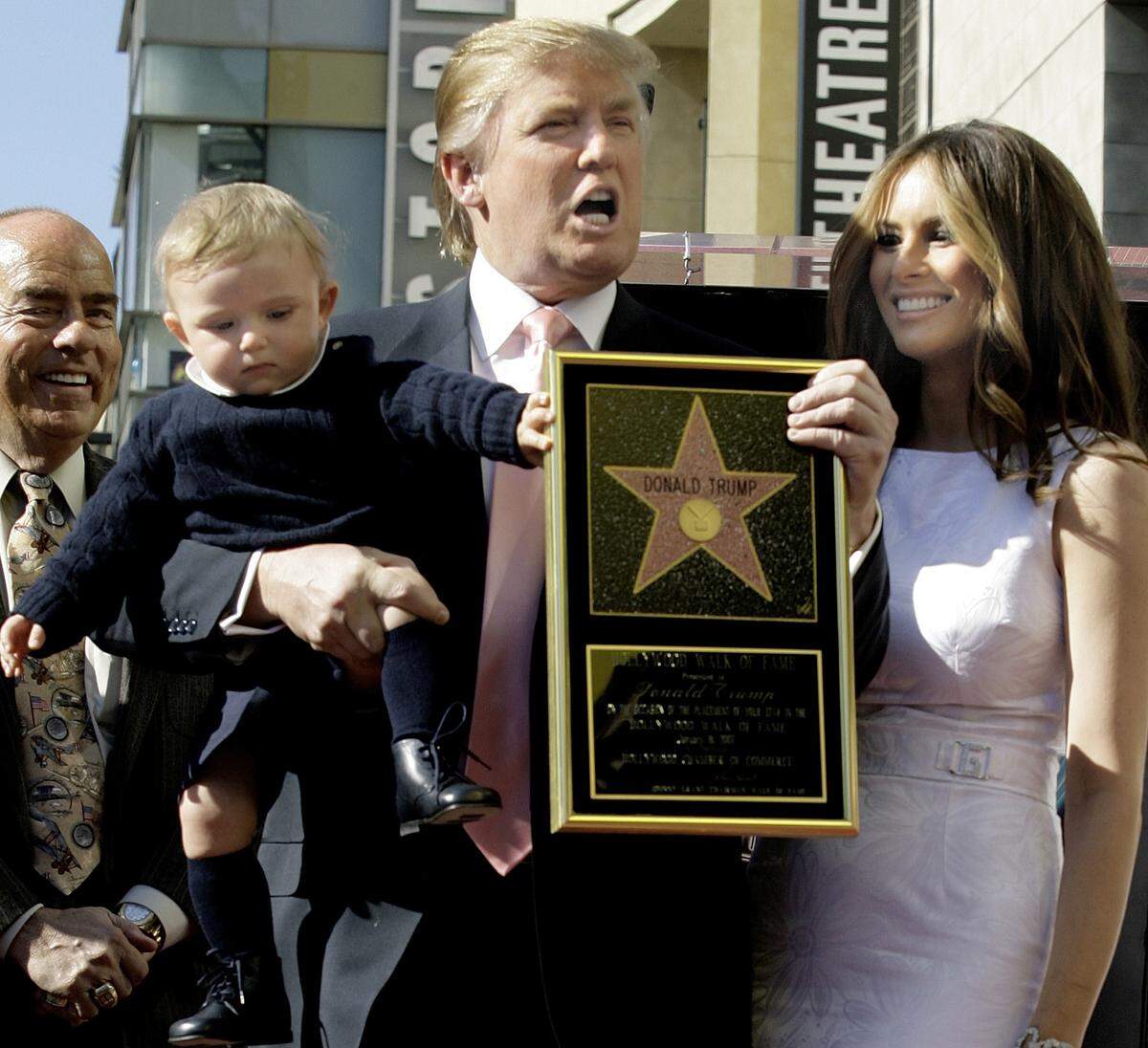 Fotografía de archivo del 16 de enero del 2007 cuando Donald Trump devela su estrella en el Paseo de la fama de Hollywood, junto a su esposa Melania y su hijo Barron.
