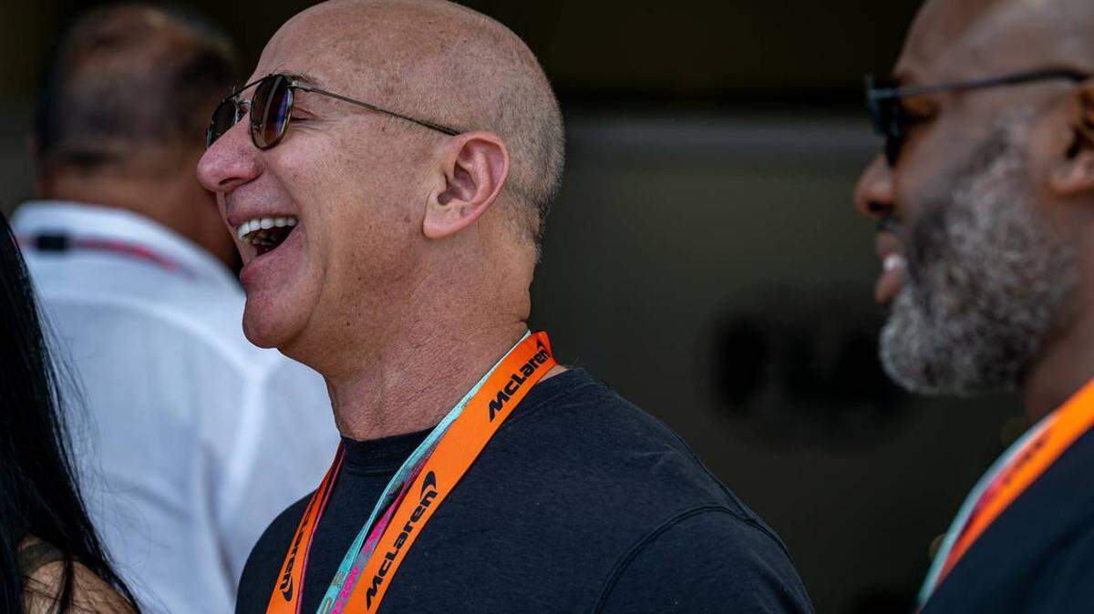 En la foto del 6 de mayo del 2023, aparece Jeff Bezos en la carrera Formula 1 Miami Grand Prix en Miami, Florida.