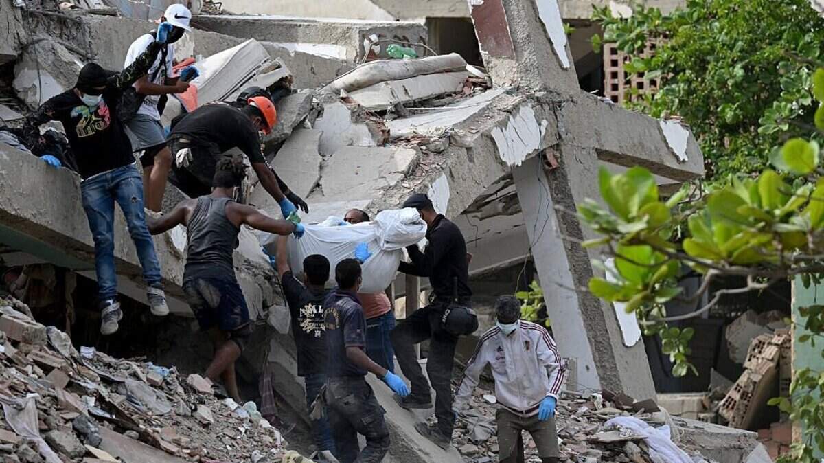 Los rescatistas llevan el cuerpo de una víctima recuperada de edificios derrumbados en Caraballeda, estado de La Guaira, Venezuela, el 8 de julio de 2026, luego de los poderosos terremotos que azotaron la región. El doble terremoto del 24 de junio en Venezuela produjo, según estimaciones de la ONU, 1.2 millones de toneladas de escombros de los cientos de edificios que se desplomaron sobre todo en el estado La Guaira.