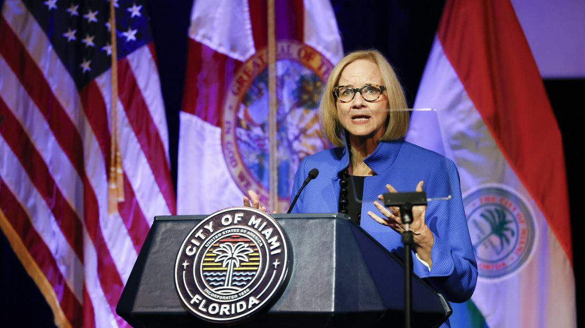 Eileen Higgins da un discurso durante la ceremonia de juramento como alcaldesa de Miami, el jueves 18 de diciembre de 2025, en el Wolfson Campus del Miami Dade College.