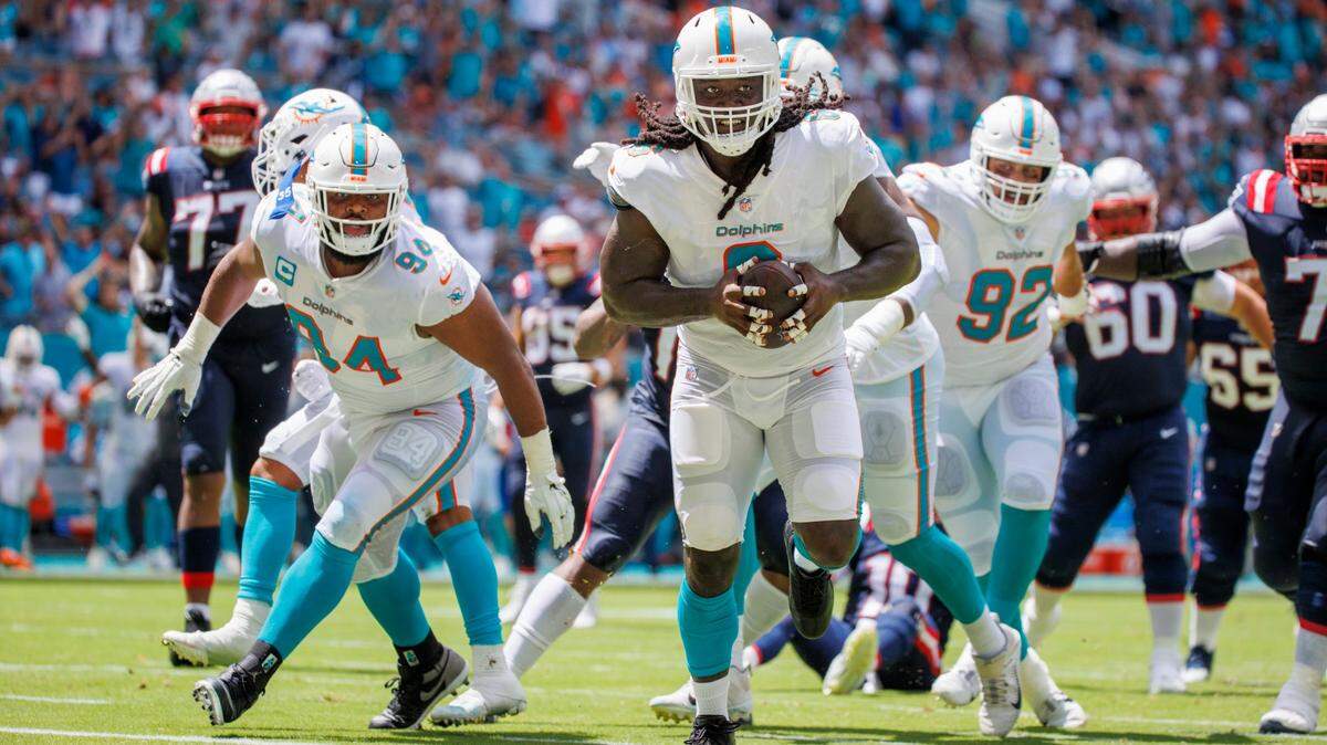 El linebacker de los Dolphins Melvin Ingram corre con el ovoide para anotar un touchdown en el segundo cuarto del partido ante los Patriots de New England, celebrado el 11 de septiembre de 2022 en el Hard Rock Stadium en Miami Gardens, Florida.