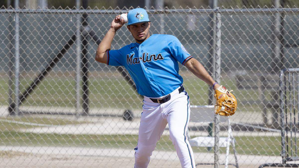 El infielder Javier Sanoja participa en una práctica en el entrenamiento de primavera, el 16 de febrero de 2026 en el Roger Dean Stadium en Jupiter, Florida. 