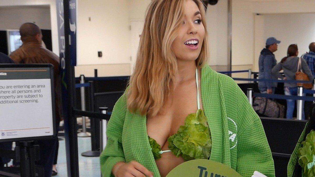 Las "Damas Lechuga" de PETA Kiara Benac (izquierda) y Yerika Sojo (derecha), se disponen a abordar su vuelo a Cuba. 