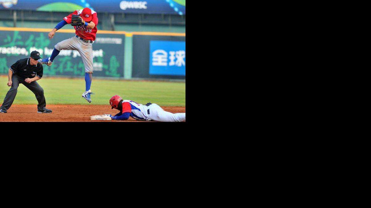 La selección cubana de béisbol sobrevivió a un colapso de su relevo en los finales del juego y derrotó 8-7 a Puerto Rico en 10 entradas, en su tercer partido en el Grupo B del torneo Premier 12.