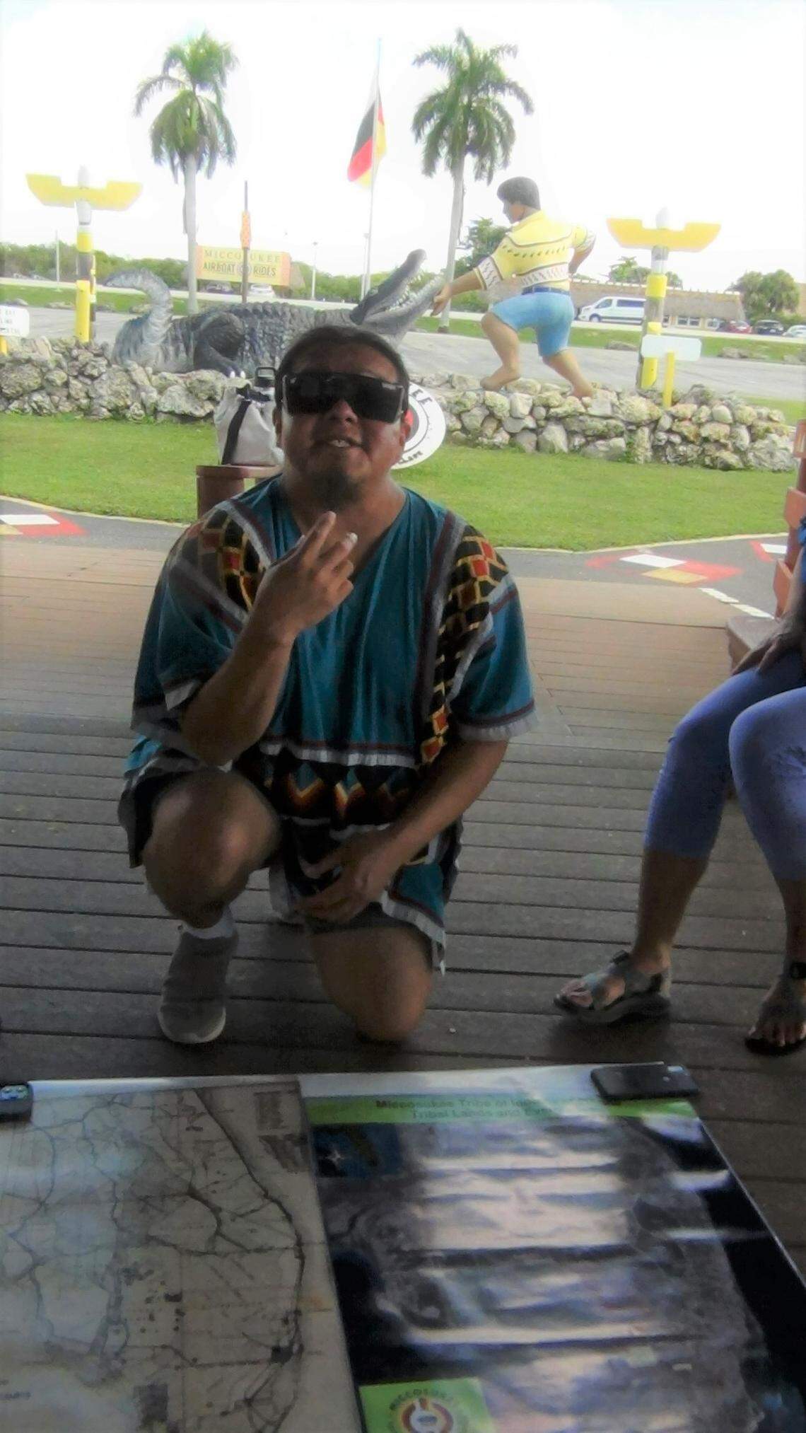 Houston R. Cypress, artista descendiente del Clan Otter o Nutria de la tribu de los Miccosukee, cofundador y miembros de la Junta Directiva de la organización sin ánimo de lucro “Love The Everglades Movement” explicando lo que abarca la patria de los Miccosukee antes de iniciar la excursión.