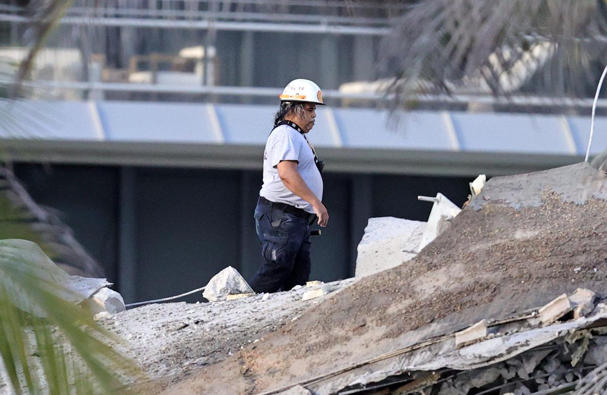 Personal de rescate de los bomberos busca en los escombros en Champlain Towers South Condo en Surfside, ubicado en 8777 Collins Avenue, una parte del cual se derrumbó temprano en la mañana en Surfside, Florida, el jueves 24 de junio de 2021.