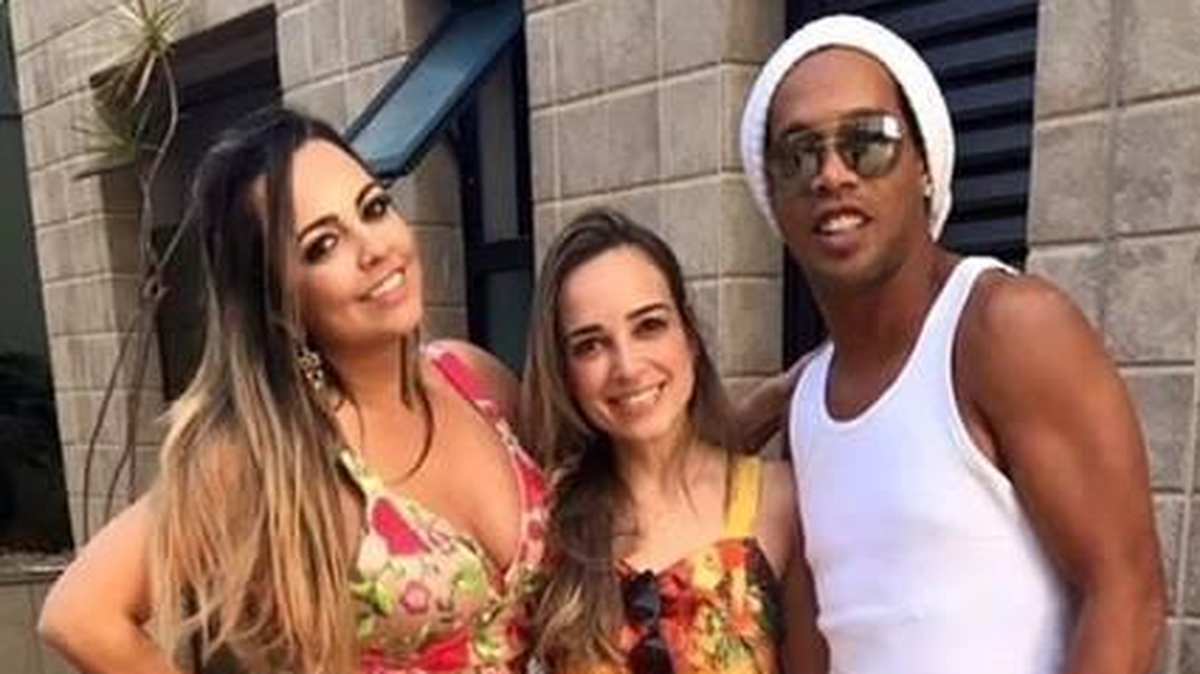 Una supuesta boda de Ronaldinho con dos mujeres fue desmentida por el exjugador brasileño este jueves 24 de mayo de 2018.