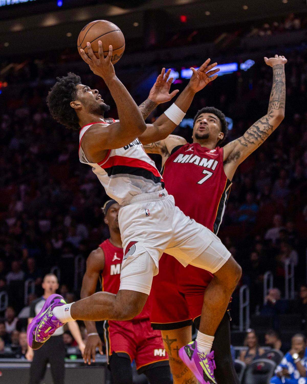 El jugador de los Trail Blazers de Portland Scoot Henderson (izq.) tira al aro ante la marca de Kel’el Ware, del Heat, en el partido celebrado el 21 de enero de 2025 en Miami.