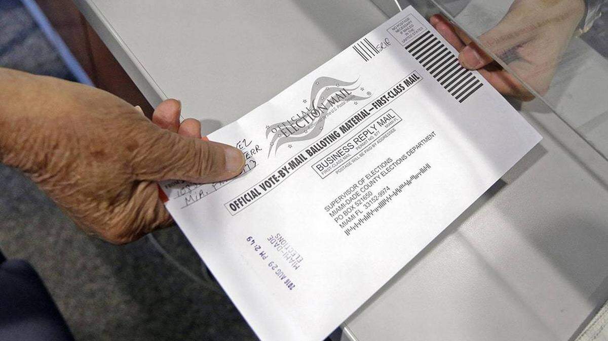 Los republicanos de la Florida que votan por correo son más que los demócratas .