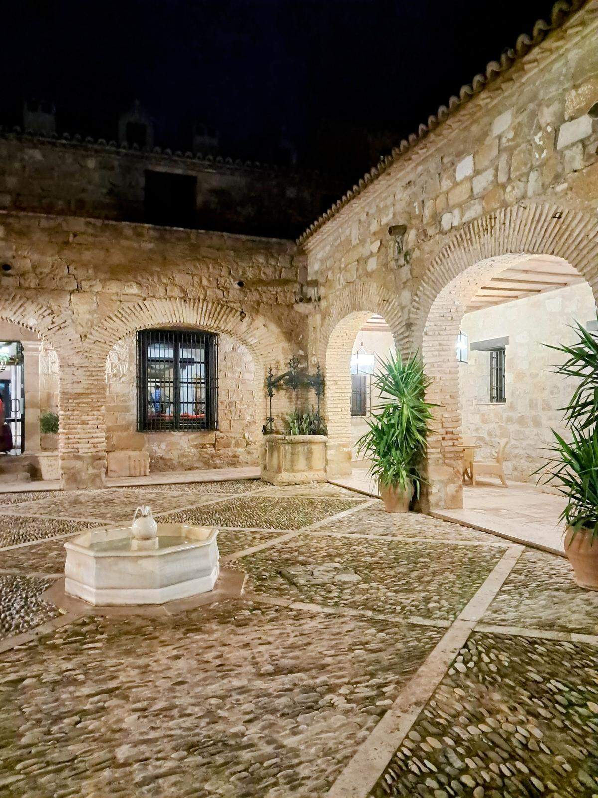 Patio del Hotel Mengíbar, Andalucía, España.