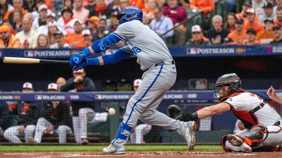 El pelotero cubano de los Reales de Kansas City Yuli Gurriel batea contra los Orioles, en el primer juego de la serie de comodines de la Liga Americana, celebrado el 1ro de octubre de 2024 en Baltimore.