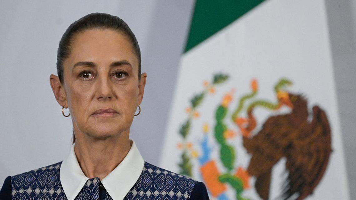 La presidenta de México, Claudia Sheinbaum, ha mantenido la posición de su predecesor de mantener relaciones diplomáticas y comerciales con Cuba. En la foto, Sheinbaum ofrece su conferencia de prensa diaria el martes, 14 de abril de 2026, en Ciudad de México.