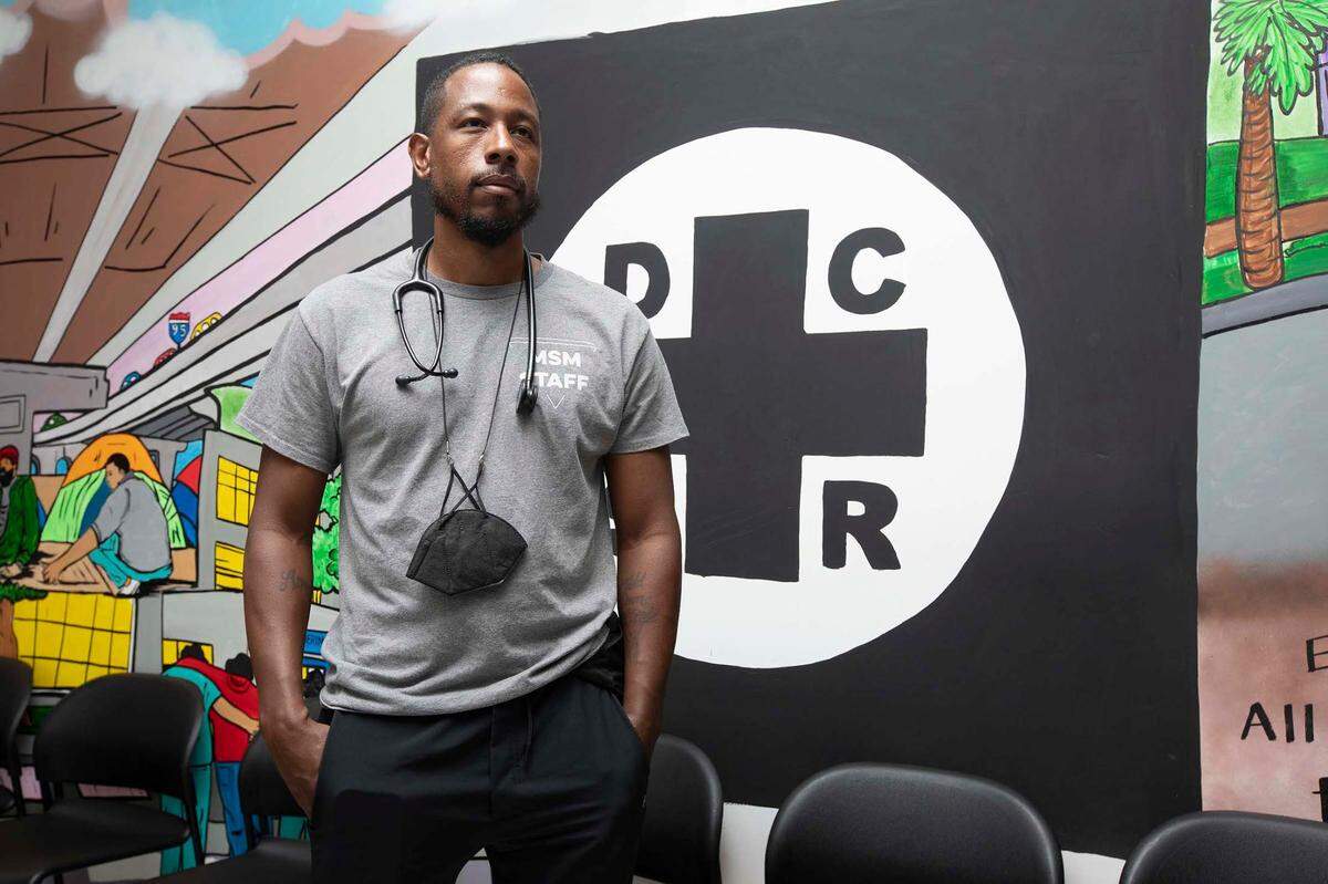 El Dr. Armen Henderson, director médico de Miami Street Medicine y profesor asistente y doctor de medicina interna de la Universidad de Miami, quien recientemente abrió una clínica dentro del Black Men Build Hub en Liberty City.