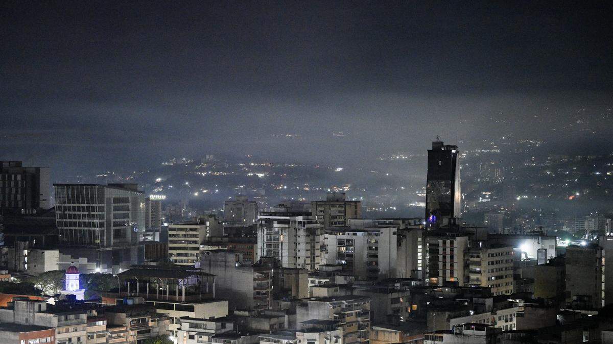 Vista nocturna de Caracas tomada después de una serie de explosiones que se escucharon el sábado 3 de enero de 2026. Fuertes explosiones, acompañadas de sonidos similares a los de sobrevuelos de aviones, se escucharon en Caracas alrededor de las 2 a.m. (06:00 GMT) del sábado 3 de enero, según informó un periodista de la AFP.