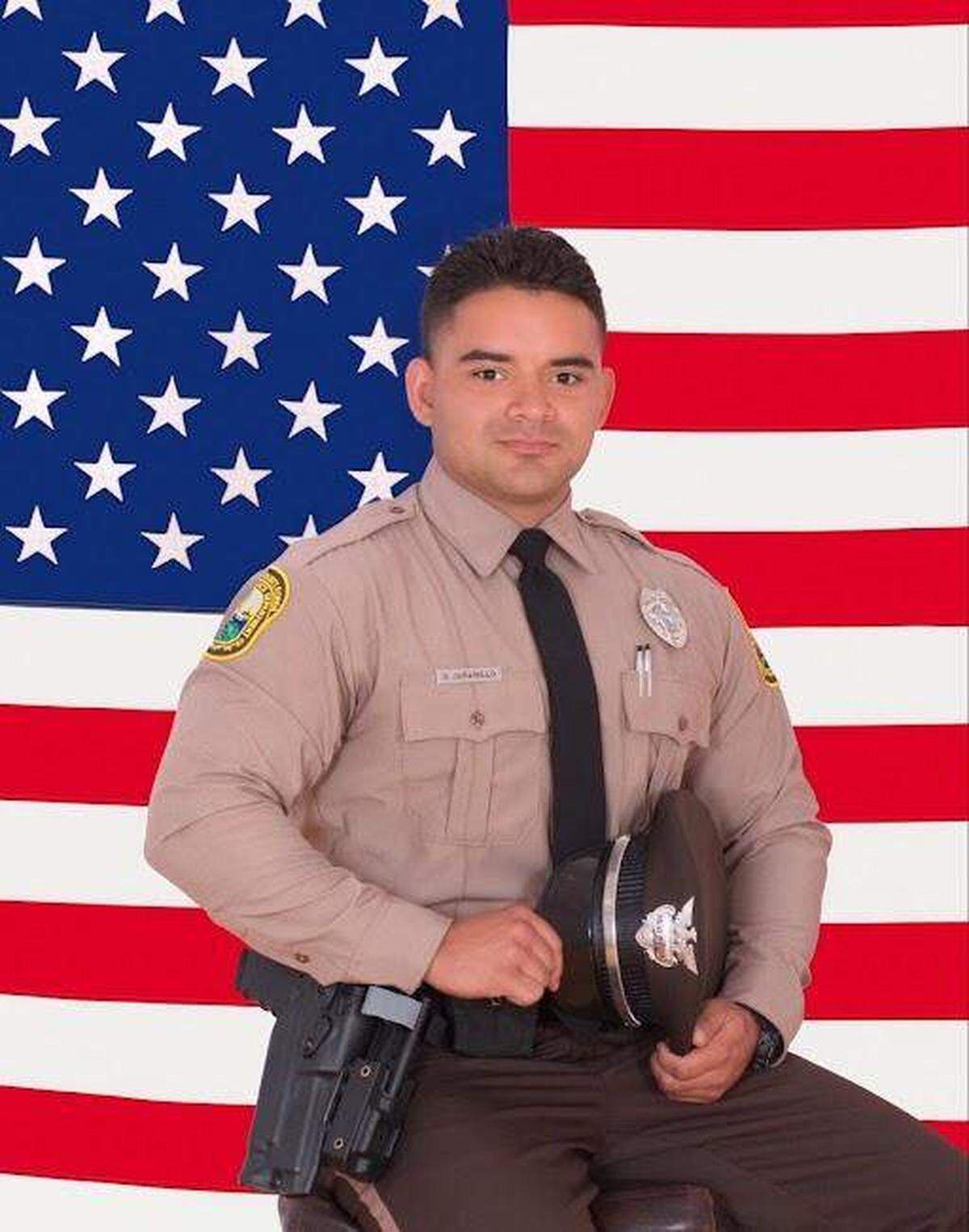 El agente Devin Jaramillo, de la policía de Miami-Dade, fue brutalmente atacado y asesinado mientras respondía a un accidente, informó el departamento el viernes 7 de noviembre de 2025.