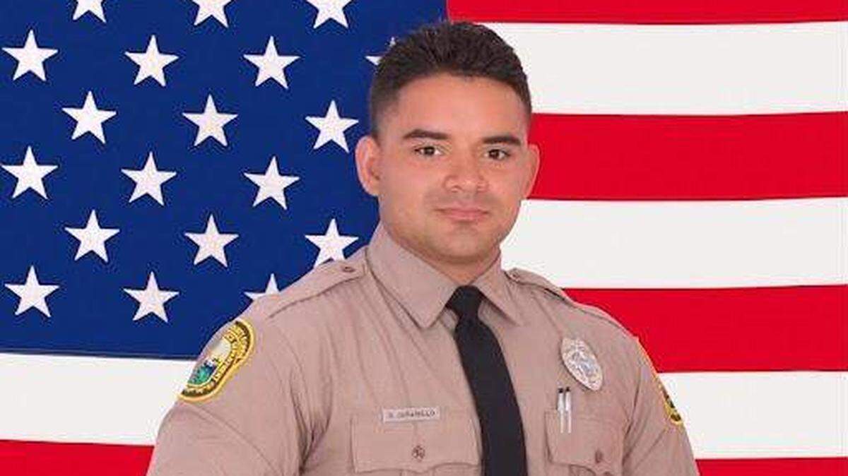 El agente Devin Jaramillo, de la policía de Miami-Dade, fue brutalmente atacado y asesinado mientras respondía a un accidente, informó el departamento el viernes 7 de noviembre de 2025.