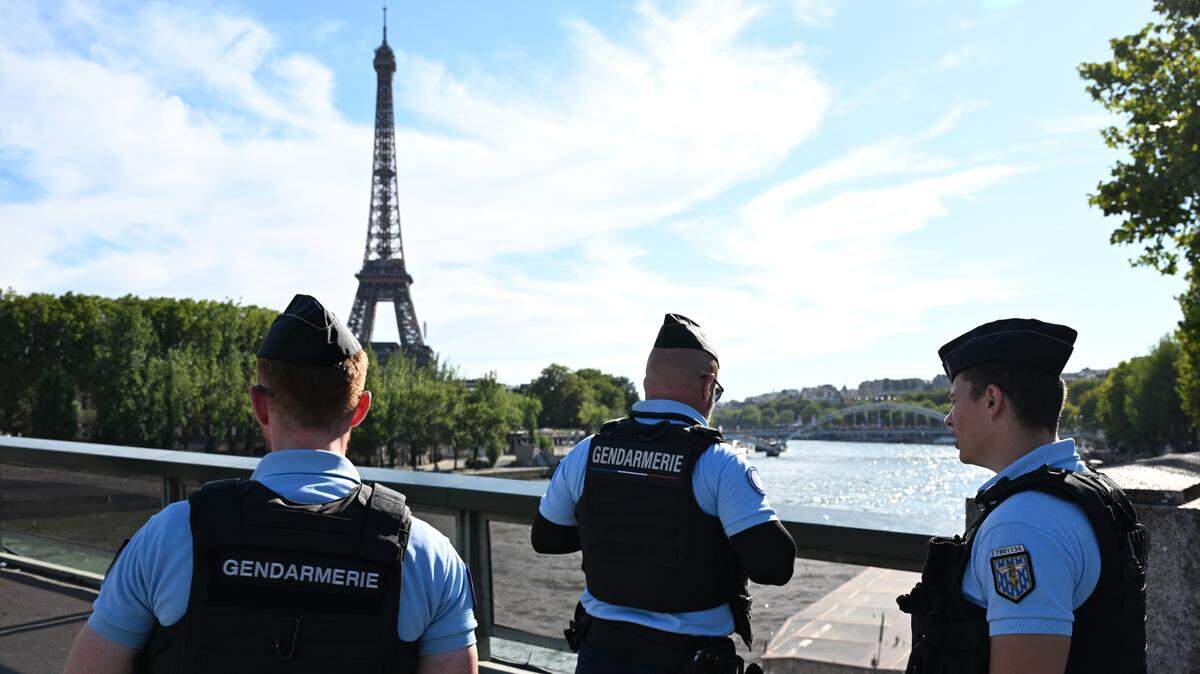 Agentes policiales vigilan la Torre Eiffel en París, el domingo 11 de agosto de 2024. Un hombre sin camisa fue detenido el domingo tras intentar escalar la Torre Eiffel antes de la ceremonia de clausura de los Juegos Olímpicos. 