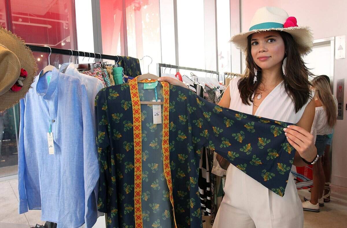 Alejandra Novoa muestra un kimono de playa de la firma 'Martin Pescador', de Cartagena de Indias, que ha conseguido expandir la venta de sus ropa de playa y accesorios a El Corte Inglés, de España, entre otras tiendas de lujo.
