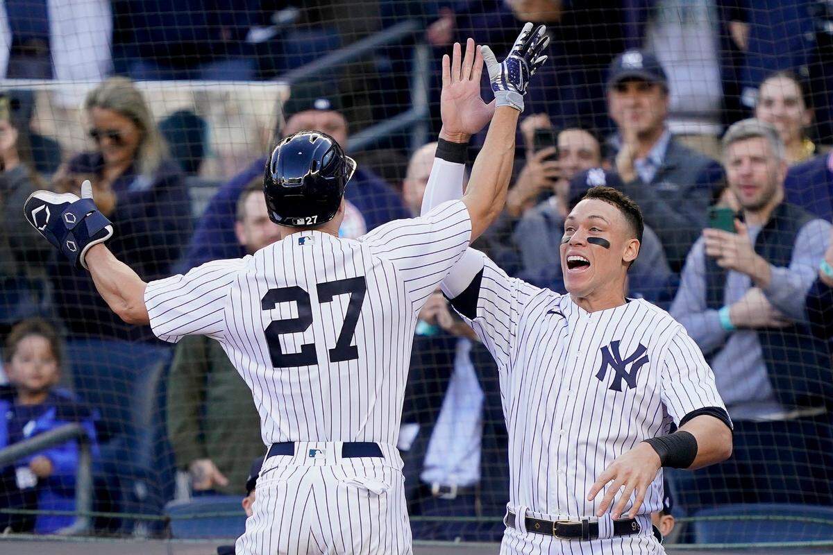 Giancarlo Stanton (izq.) celebra Aaron Judge tras batear un jonrón de tres carreras en el primer inning ante los Guardianes de Cleveland, en el quinto juego de la Serie Divisional celebrado el 18 de octubre de 2022 en Nueva York.