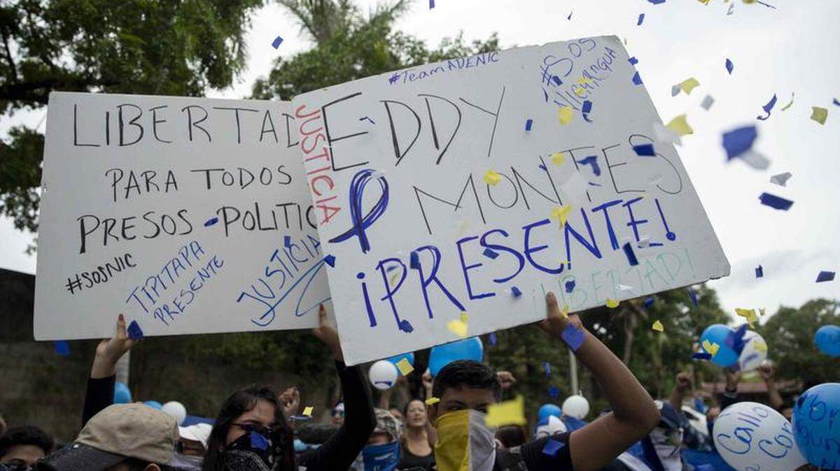 Cientos de personas participan en una protesta el 26 de mayo del 2019 frente a la iglesia San Agustín, en Managua, para exigir al presidente Daniel Ortega la liberación de todos los presos políticos.