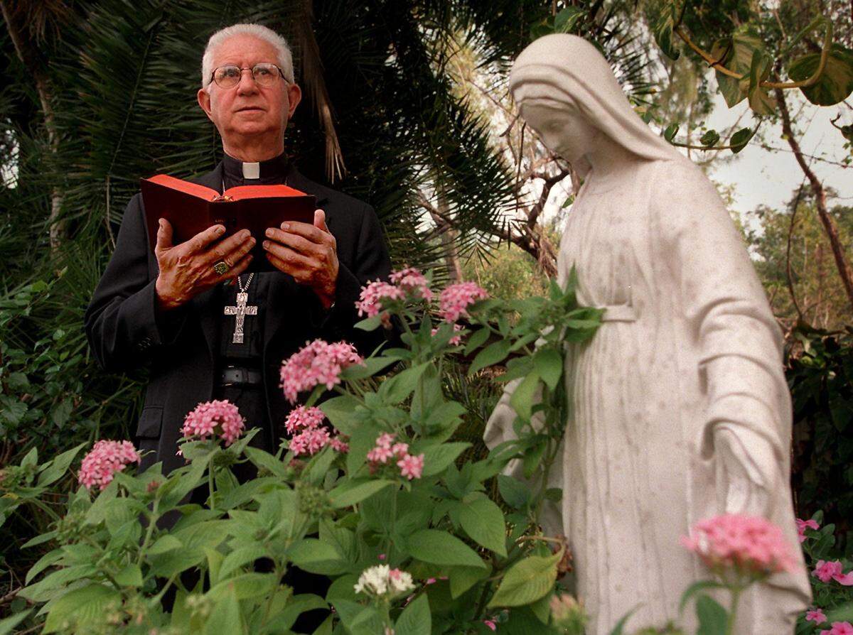 El obispo Agustín Román ora en los jardines alrededor de la casa sacerdotal de la Ermita en 1998 como parte de su práctica espiritual. En ese lugar también muere el 11 de abril del 2012.