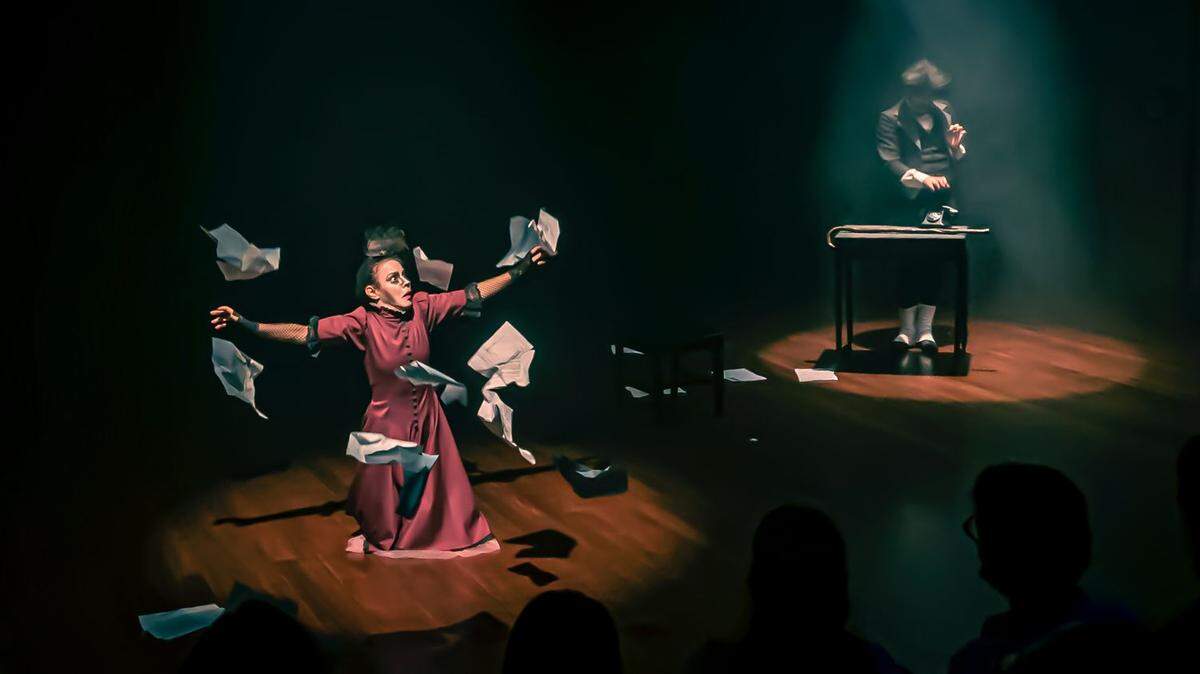 Yanet Gómez y Martín Peña Vázquez en una escena de “Bruma”, la obra de Ecuador que el 38 Festival Internacional de Teatro Hispano de Miami estrena en Estados Unidos el viernes 12 de julio en el teatro del Koubek Center.
