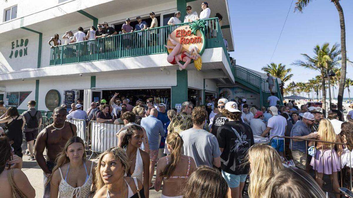 La gente visita el Elbo Room en Las Olas Beach durante las vacaciones de primavera, el viernes 20 de marzo de 2026, en Fort Lauderdale, Florida.