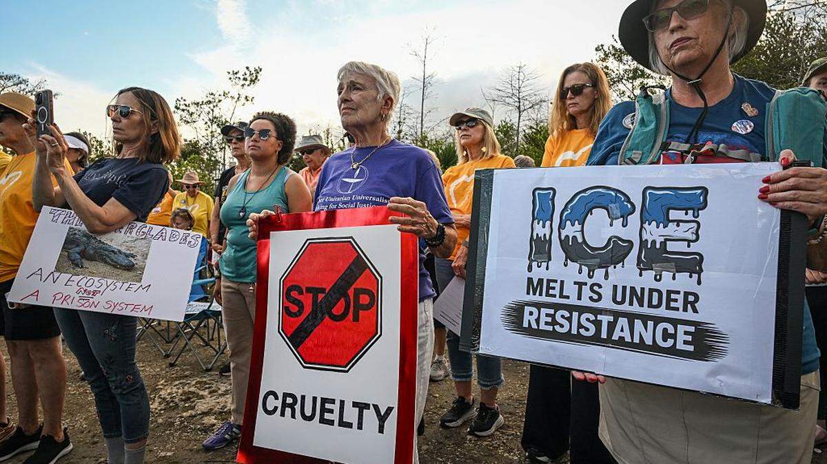 Manifestantes protestan contra la Policía de Inmigración y Control de Aduanas (ICE) y exigen el cierre de la cárcel de inmigrantes conocido como “Alligator Alcatraz”, frente al centro en el aeropuerto de entrenamiento y transición de Dade-Collier en Ochopee, Florida, el 11 de enero de 2026.